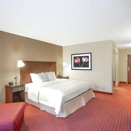 Hampton Inn Richmond - Airport Сандстон Экстерьер фото