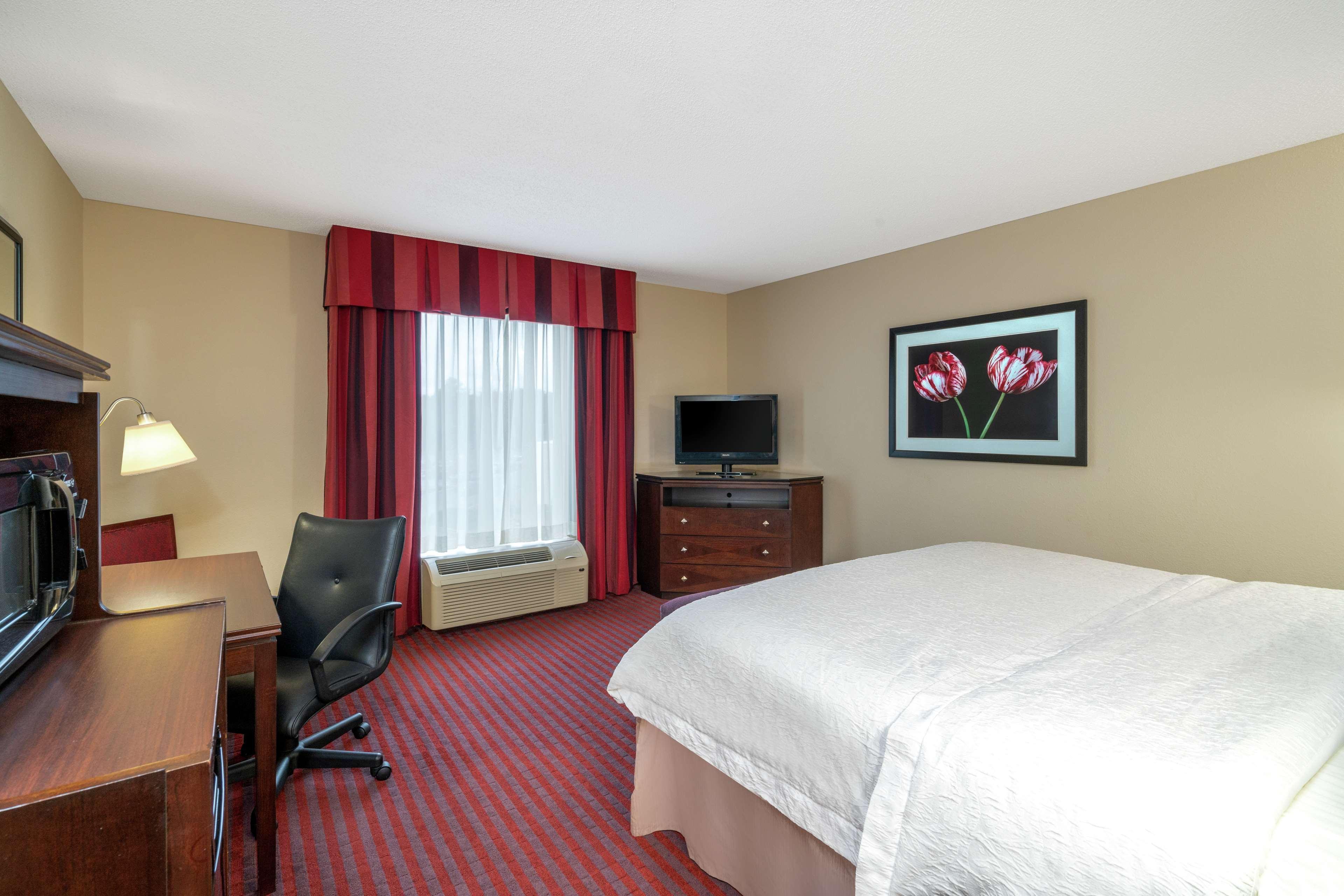Hampton Inn Richmond - Airport Сандстон Экстерьер фото