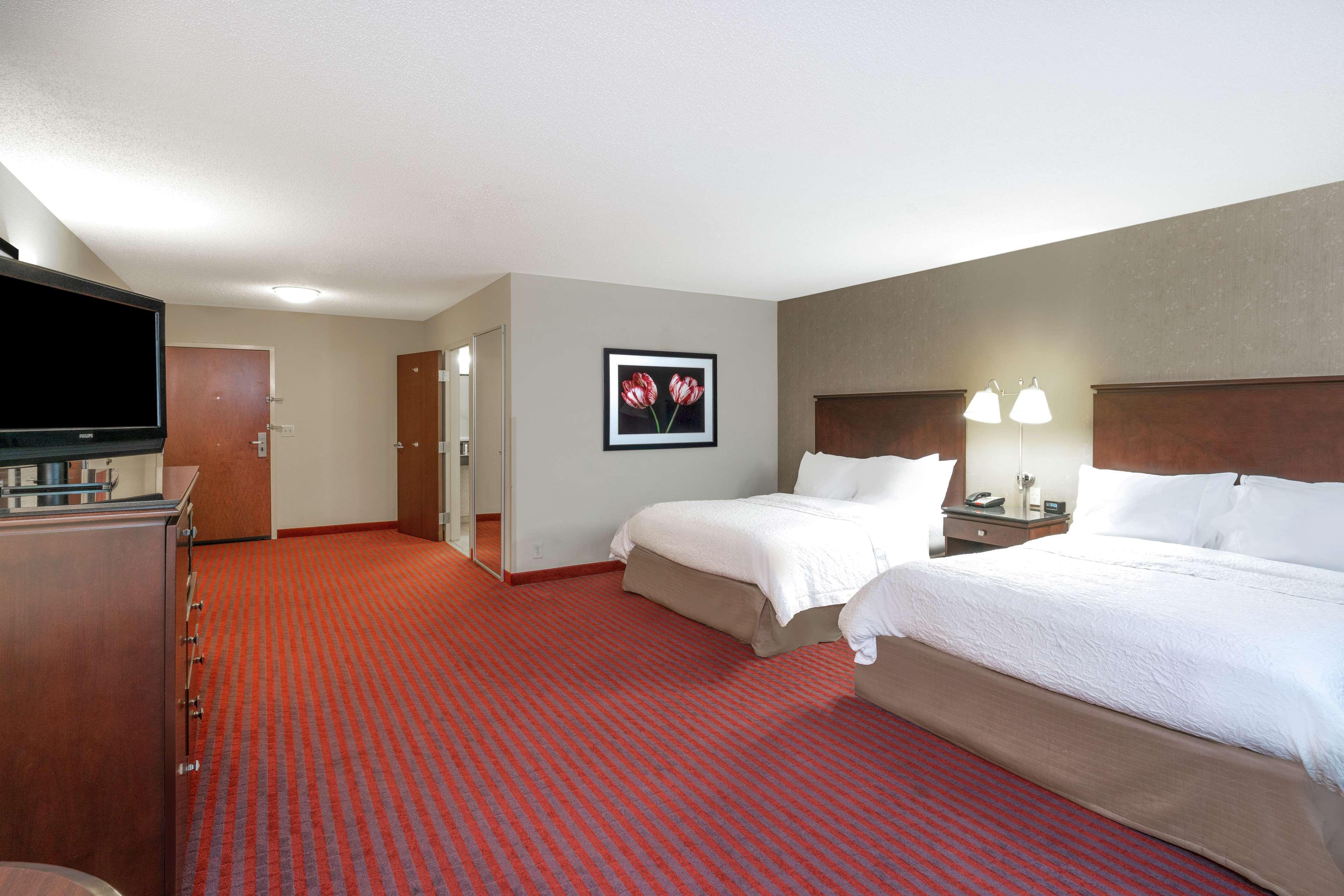 Hampton Inn Richmond - Airport Сандстон Экстерьер фото
