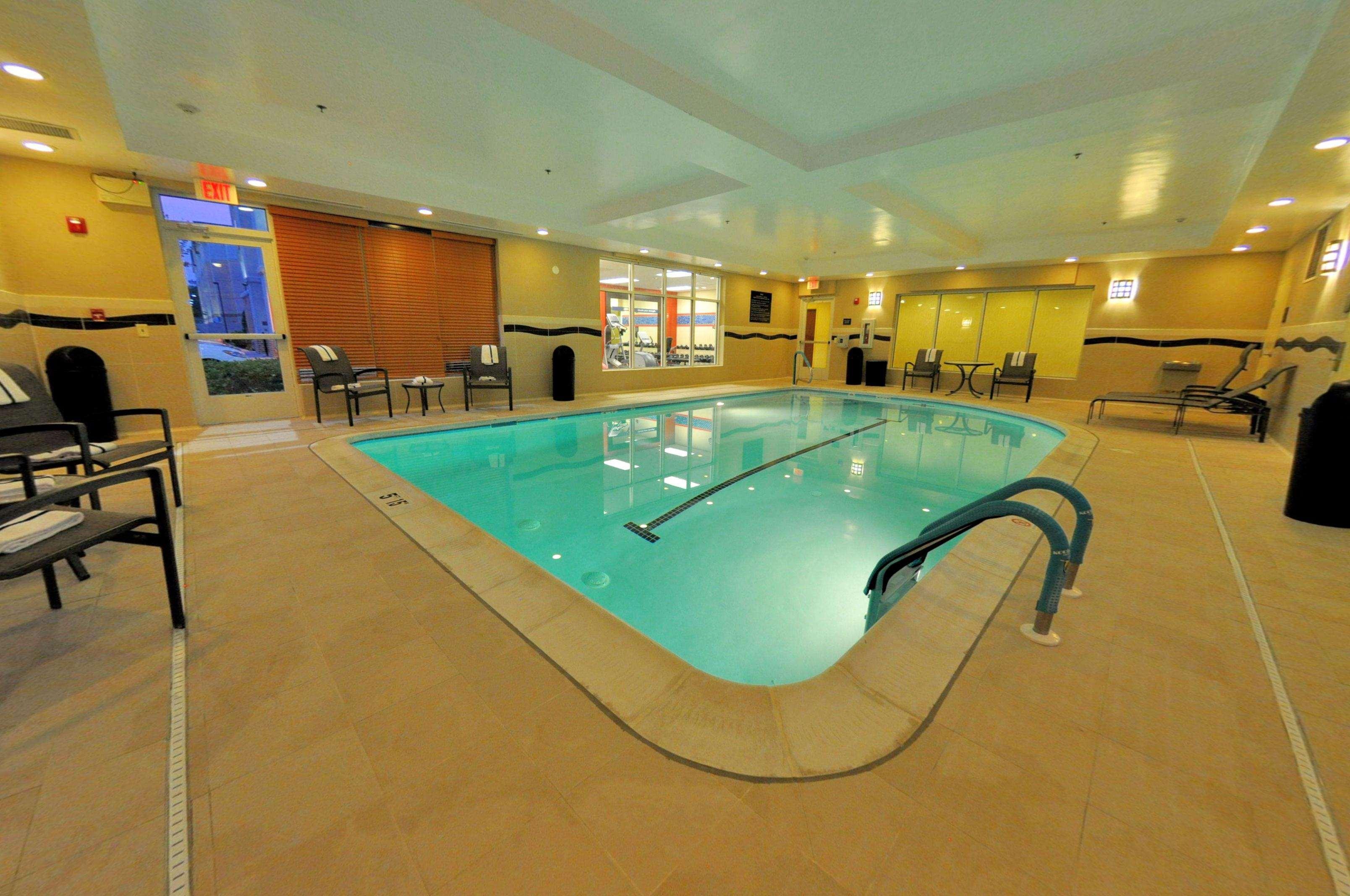 Hampton Inn Richmond - Airport Сандстон Экстерьер фото