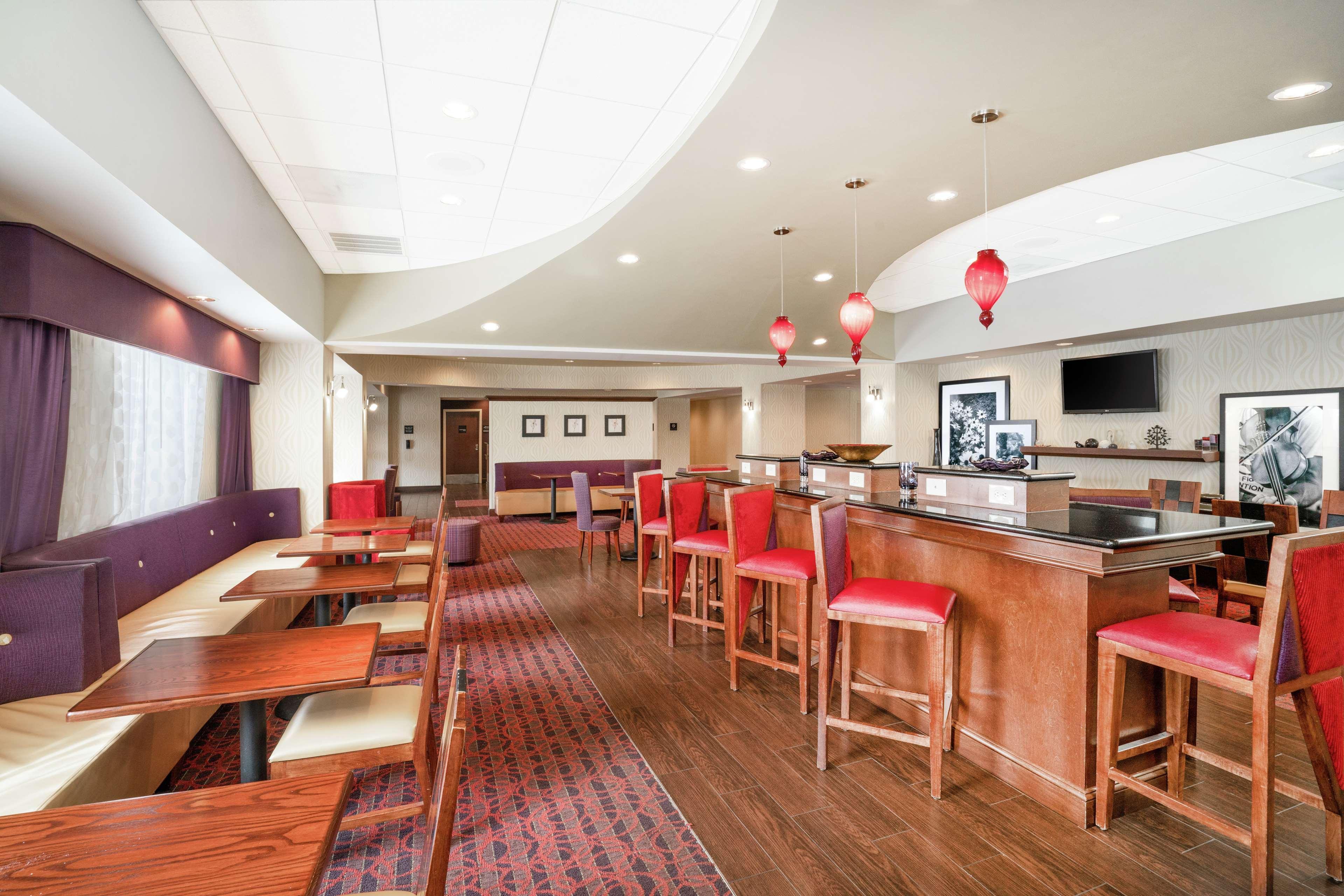Hampton Inn Richmond - Airport Сандстон Экстерьер фото
