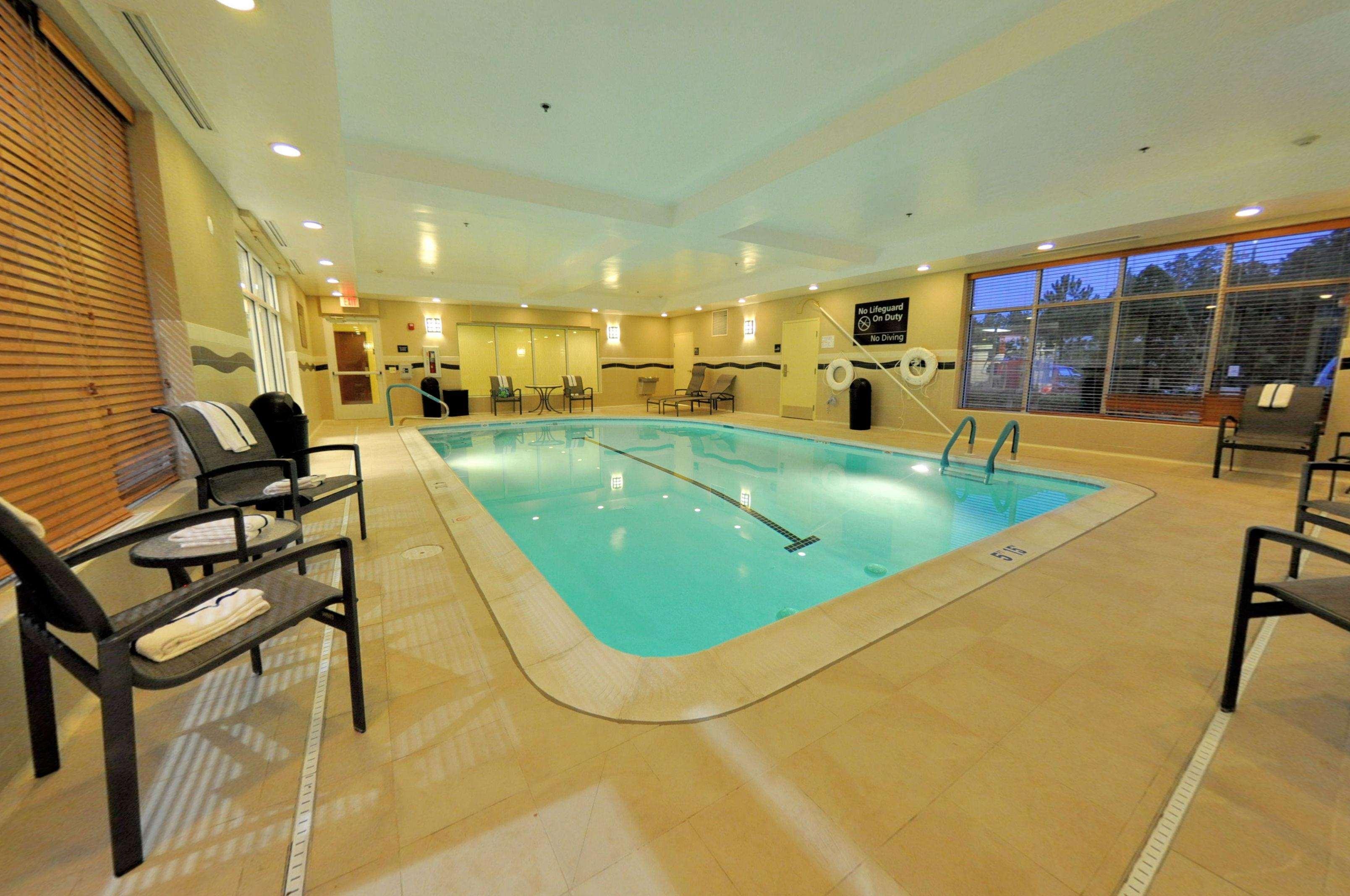 Hampton Inn Richmond - Airport Сандстон Экстерьер фото