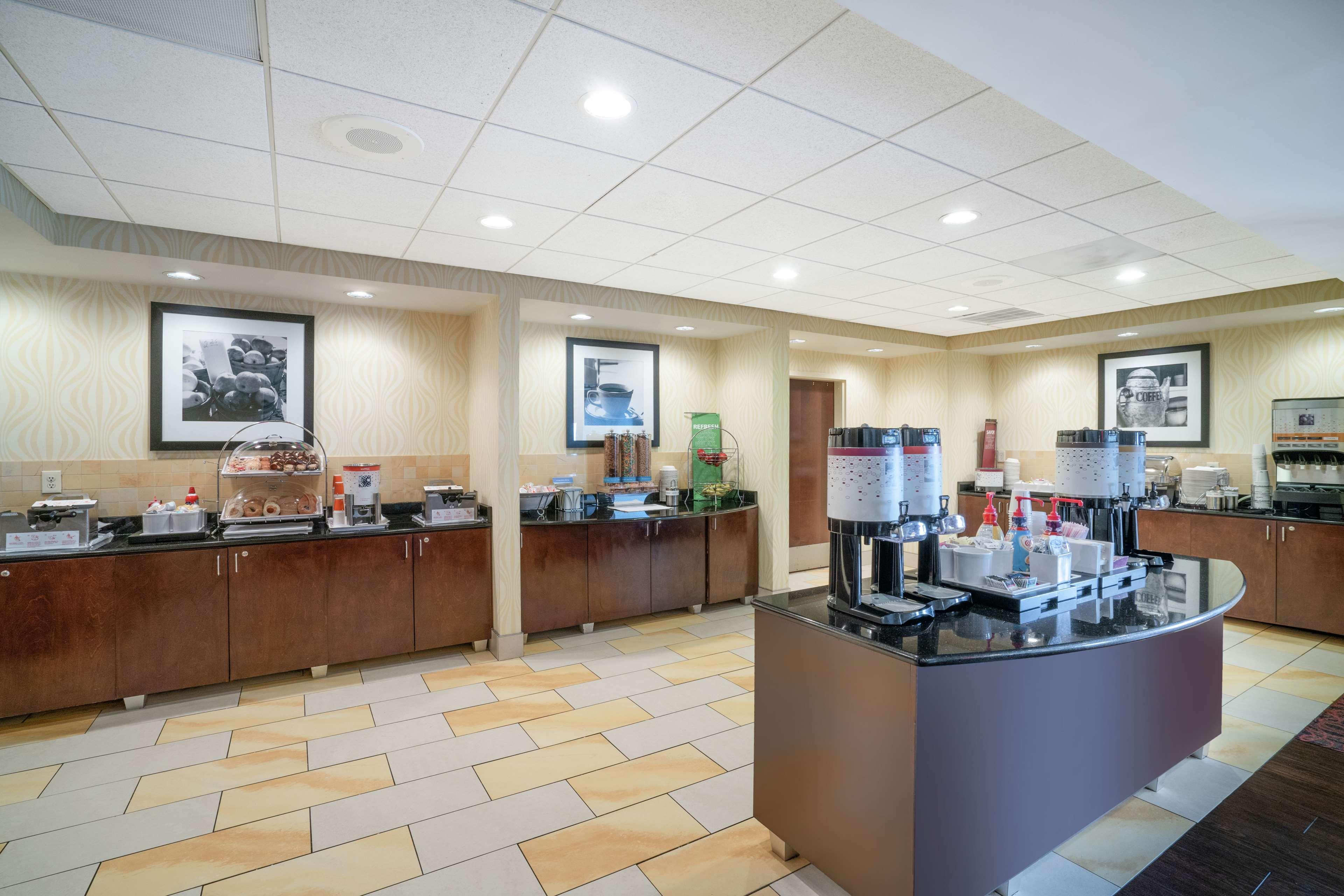 Hampton Inn Richmond - Airport Сандстон Экстерьер фото