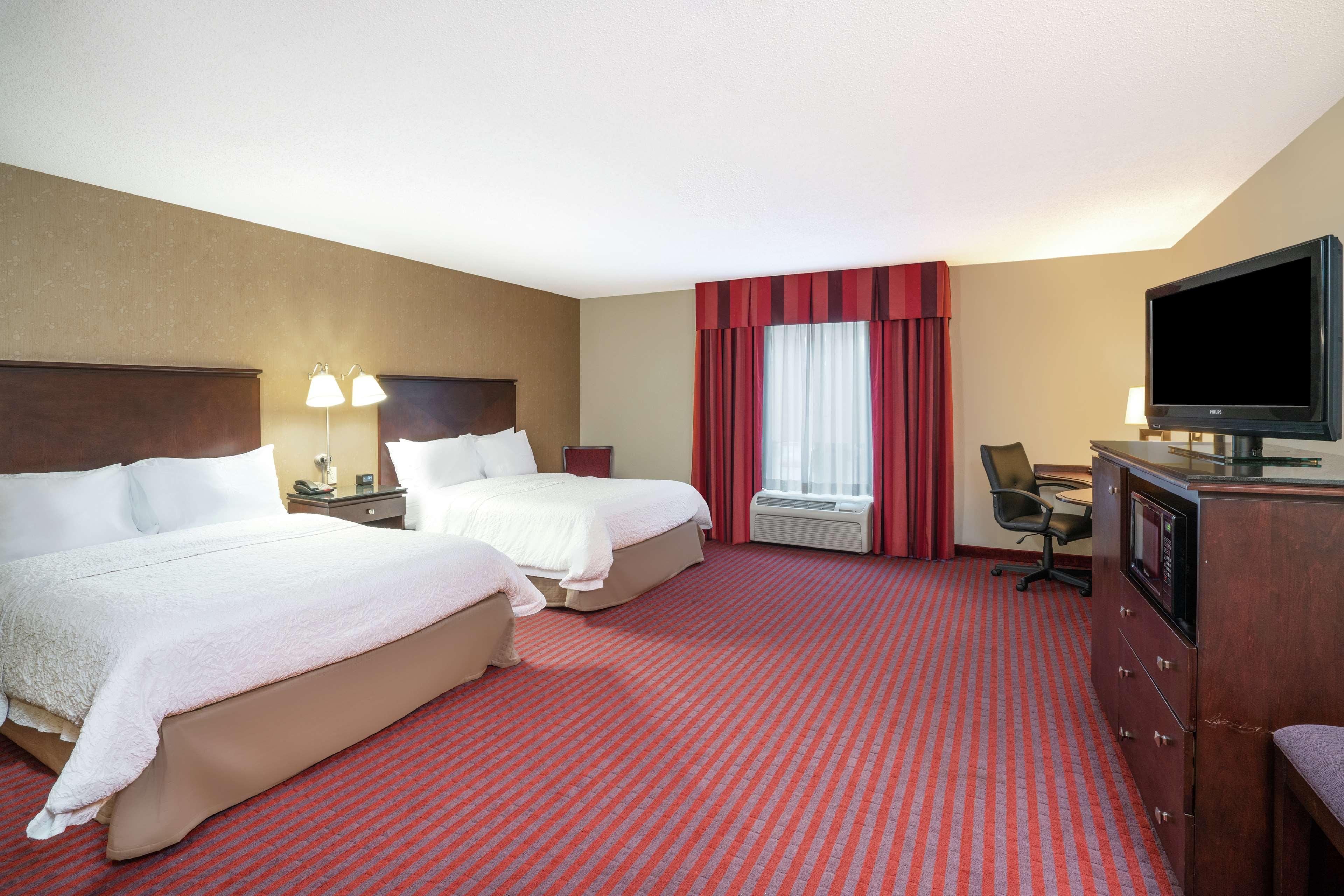Hampton Inn Richmond - Airport Сандстон Экстерьер фото