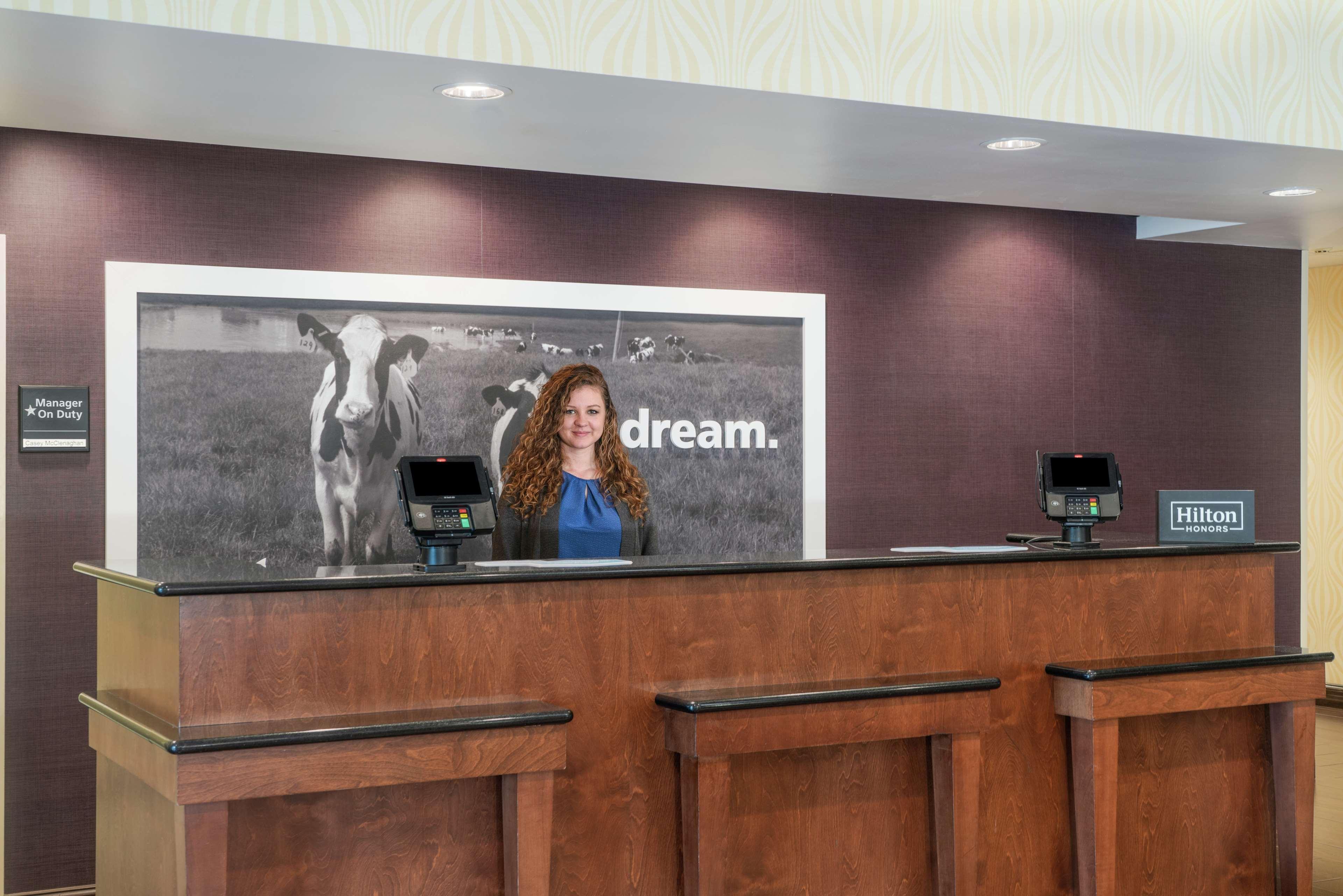 Hampton Inn Richmond - Airport Сандстон Экстерьер фото