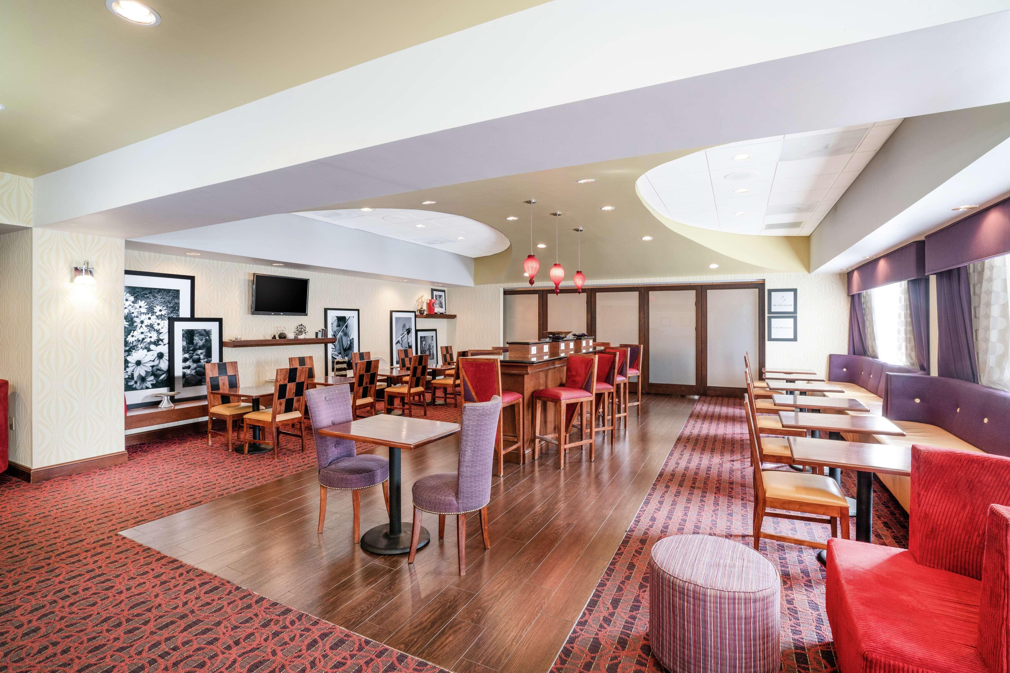 Hampton Inn Richmond - Airport Сандстон Экстерьер фото