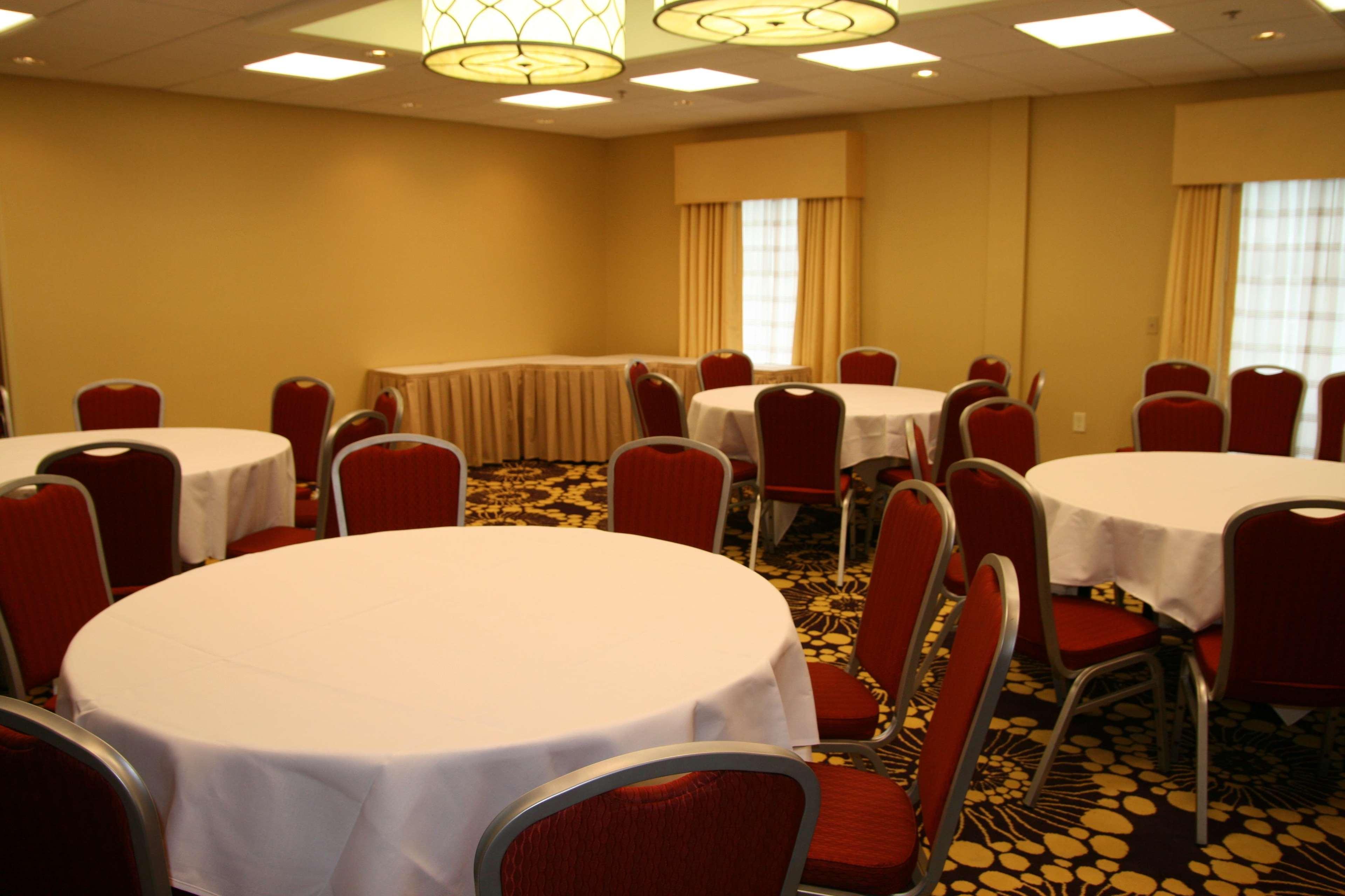 Hampton Inn Richmond - Airport Сандстон Экстерьер фото