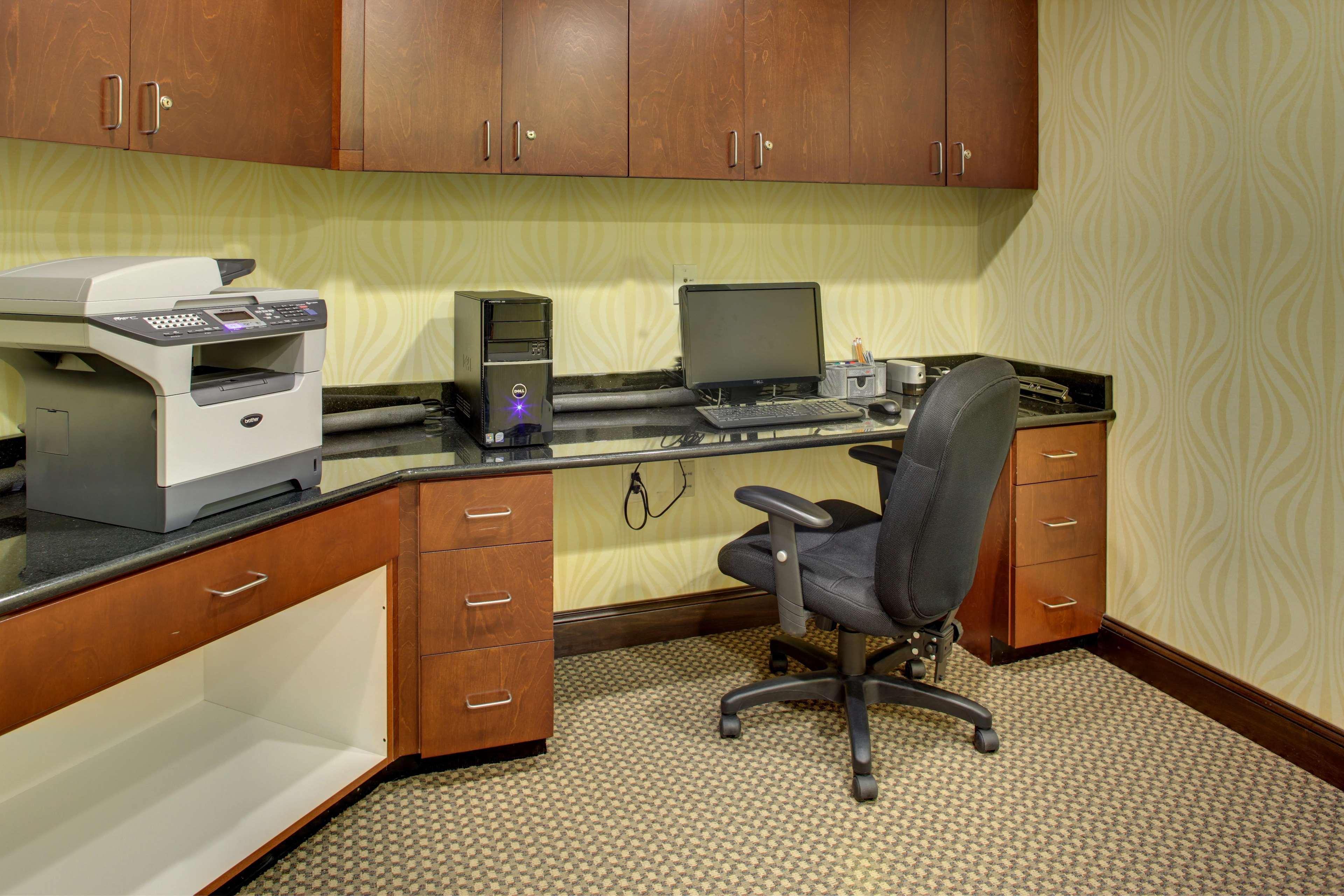 Hampton Inn Richmond - Airport Сандстон Экстерьер фото