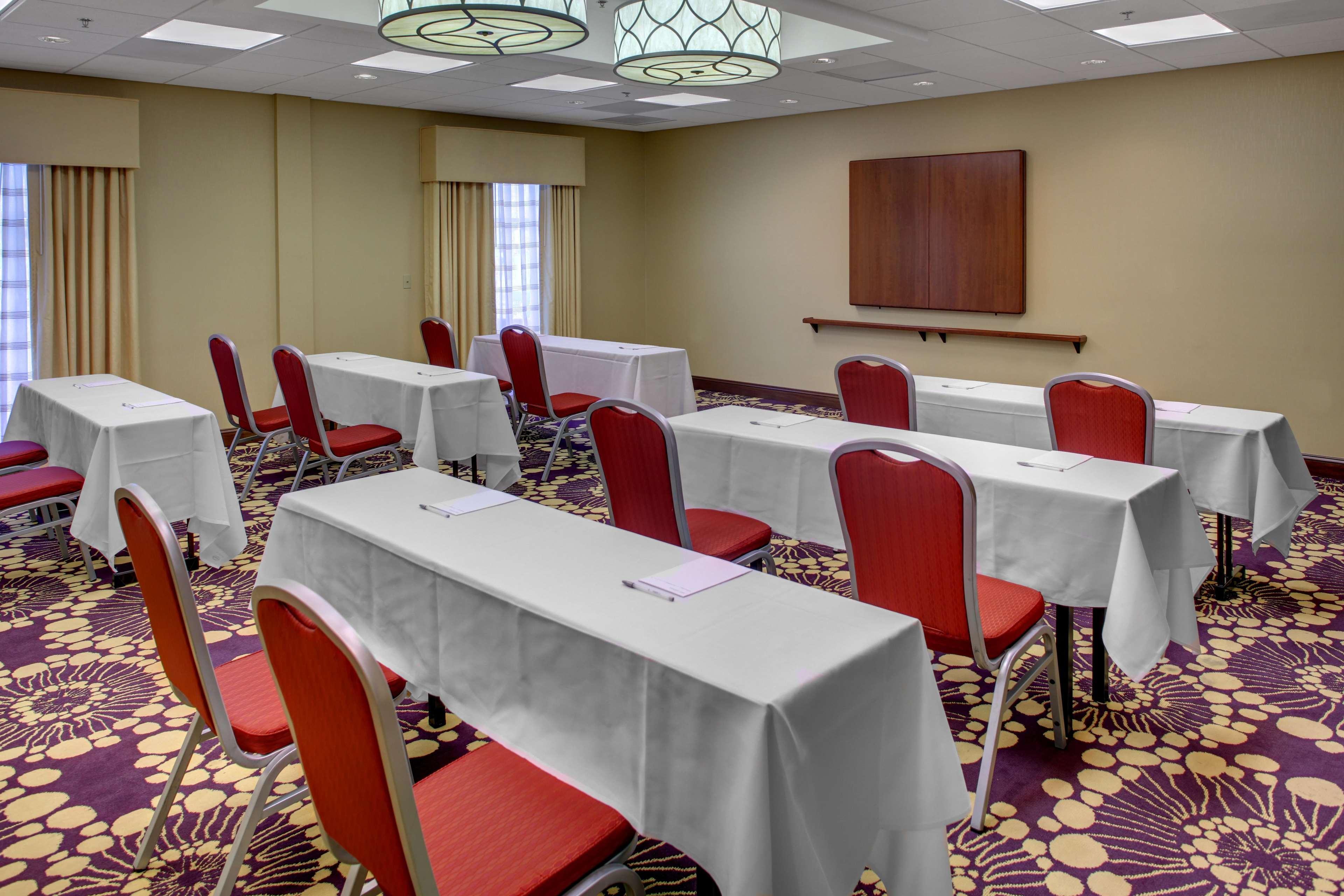 Hampton Inn Richmond - Airport Сандстон Экстерьер фото