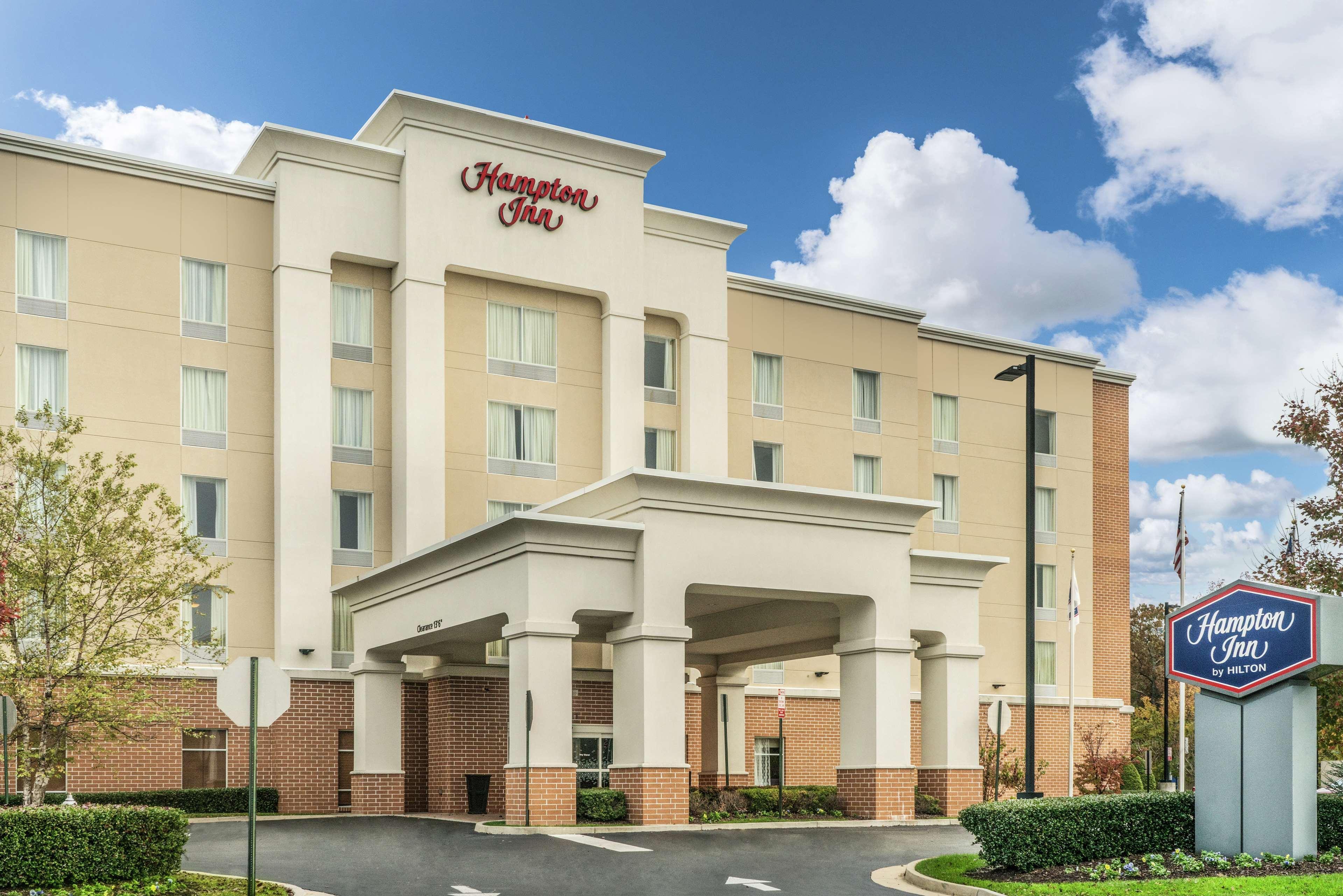 Hampton Inn Richmond - Airport Сандстон Экстерьер фото