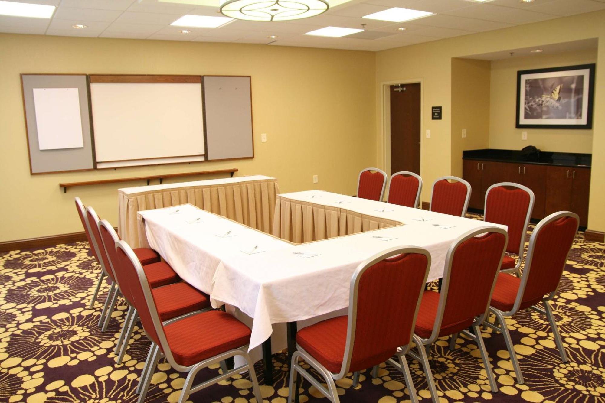Hampton Inn Richmond - Airport Сандстон Экстерьер фото