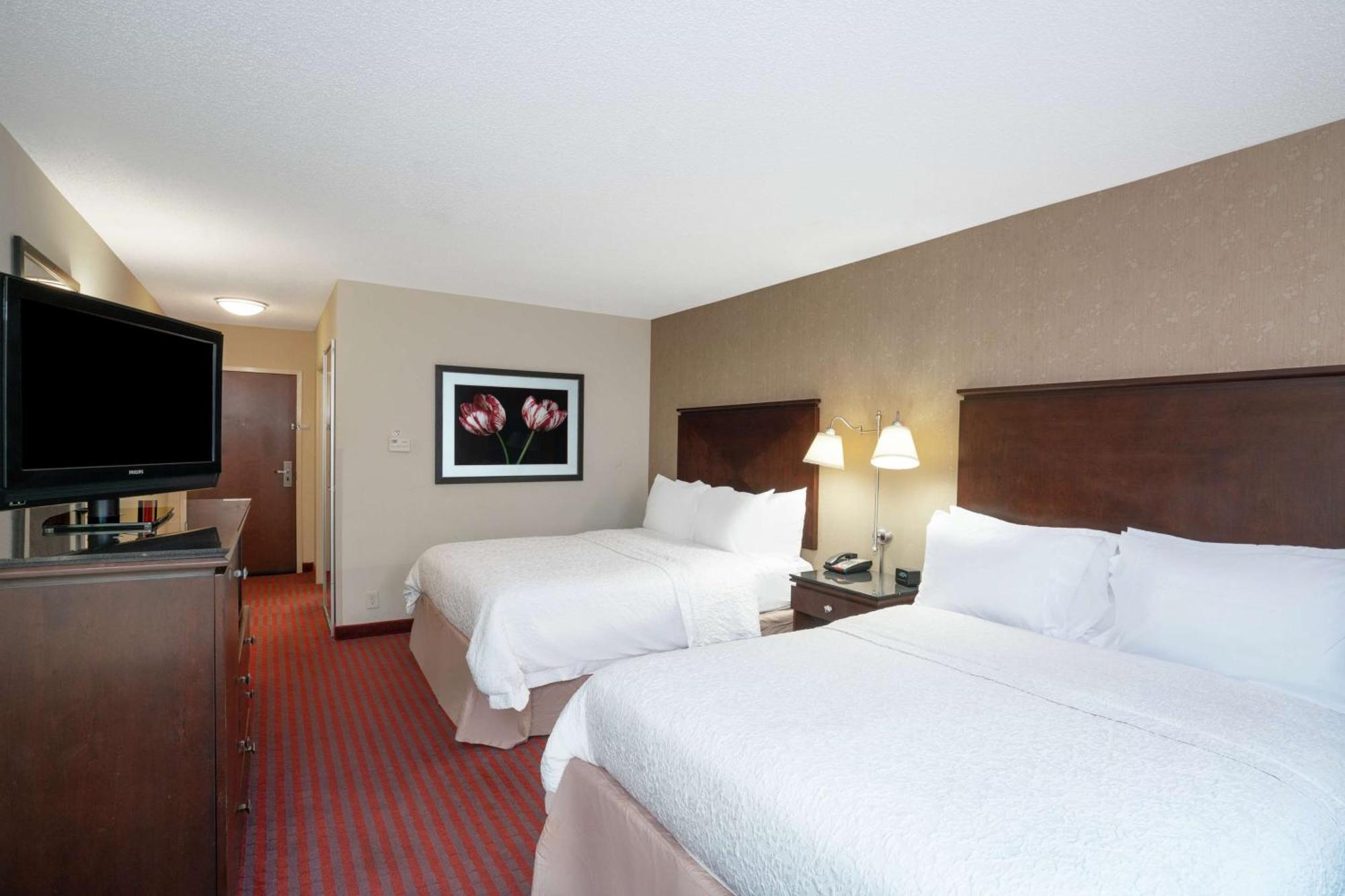 Hampton Inn Richmond - Airport Сандстон Экстерьер фото