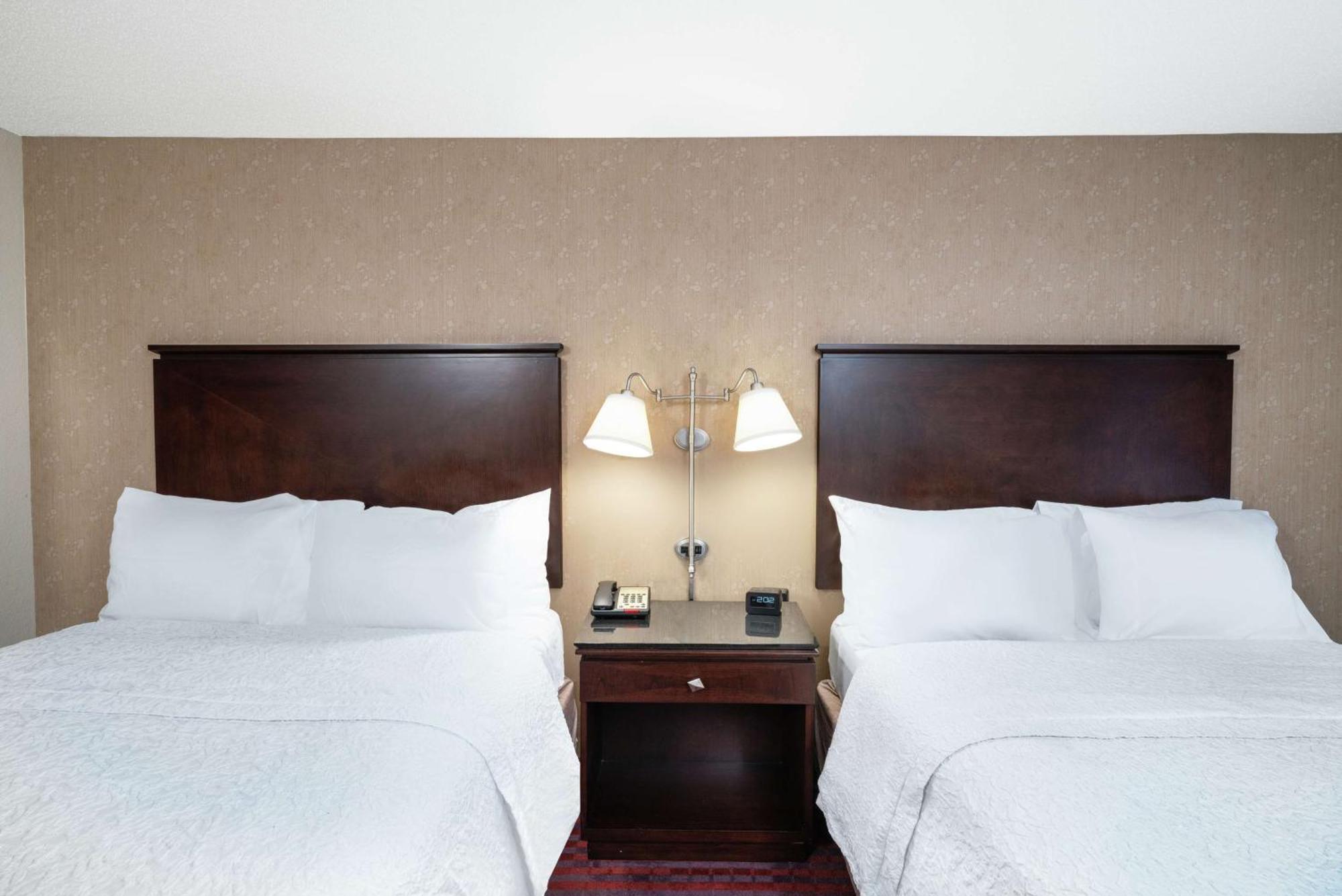 Hampton Inn Richmond - Airport Сандстон Экстерьер фото