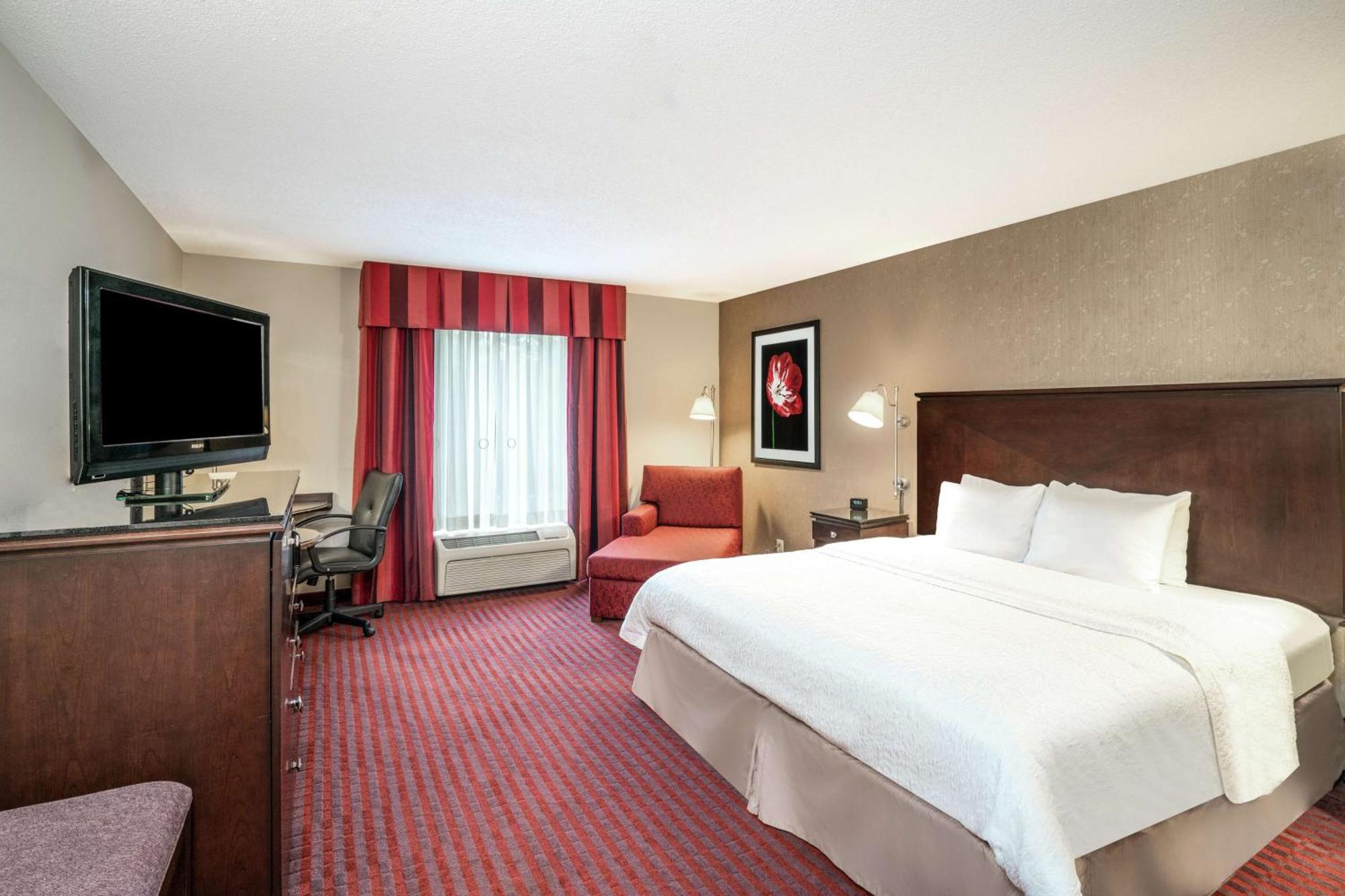Hampton Inn Richmond - Airport Сандстон Экстерьер фото