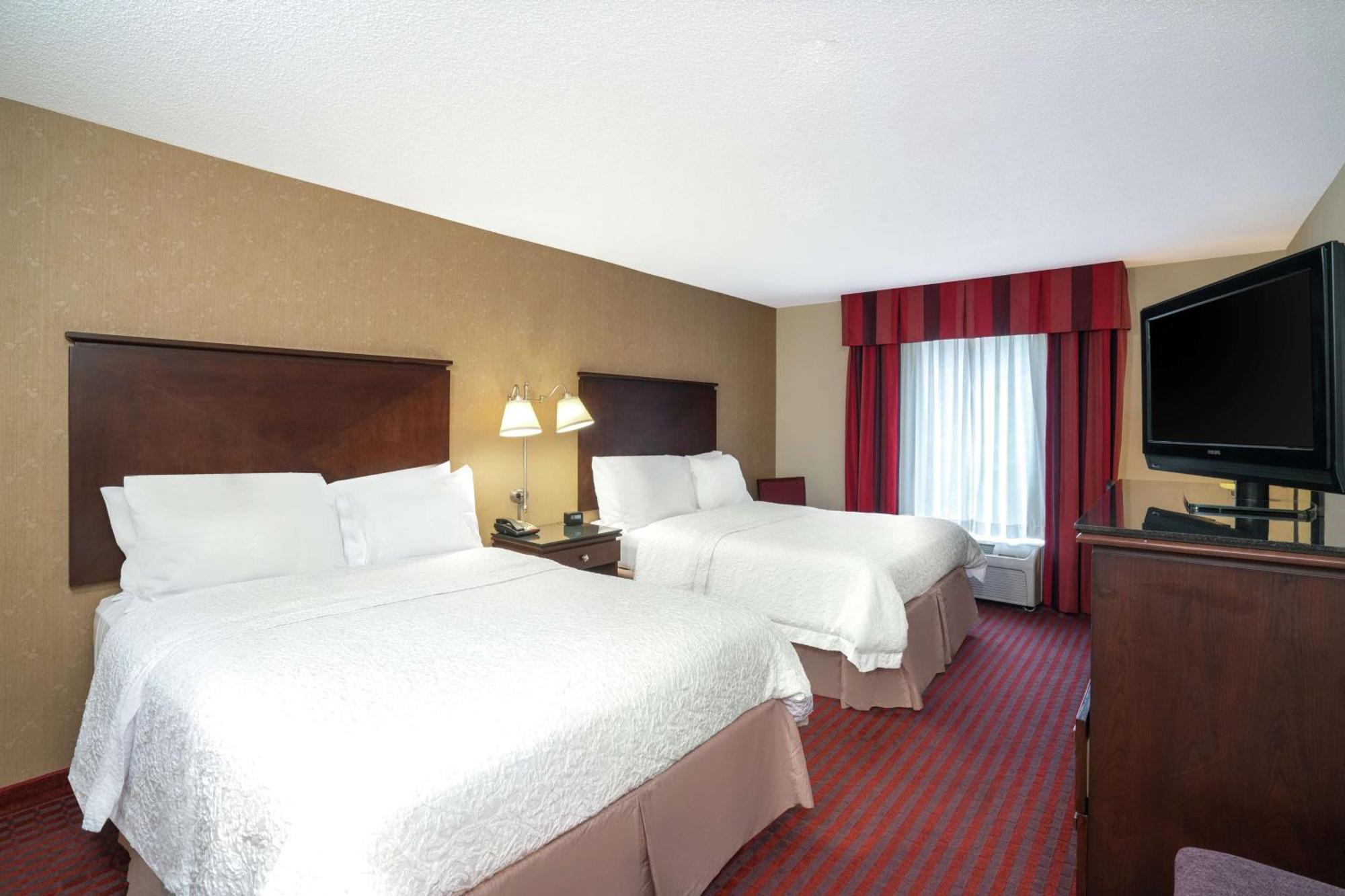 Hampton Inn Richmond - Airport Сандстон Экстерьер фото