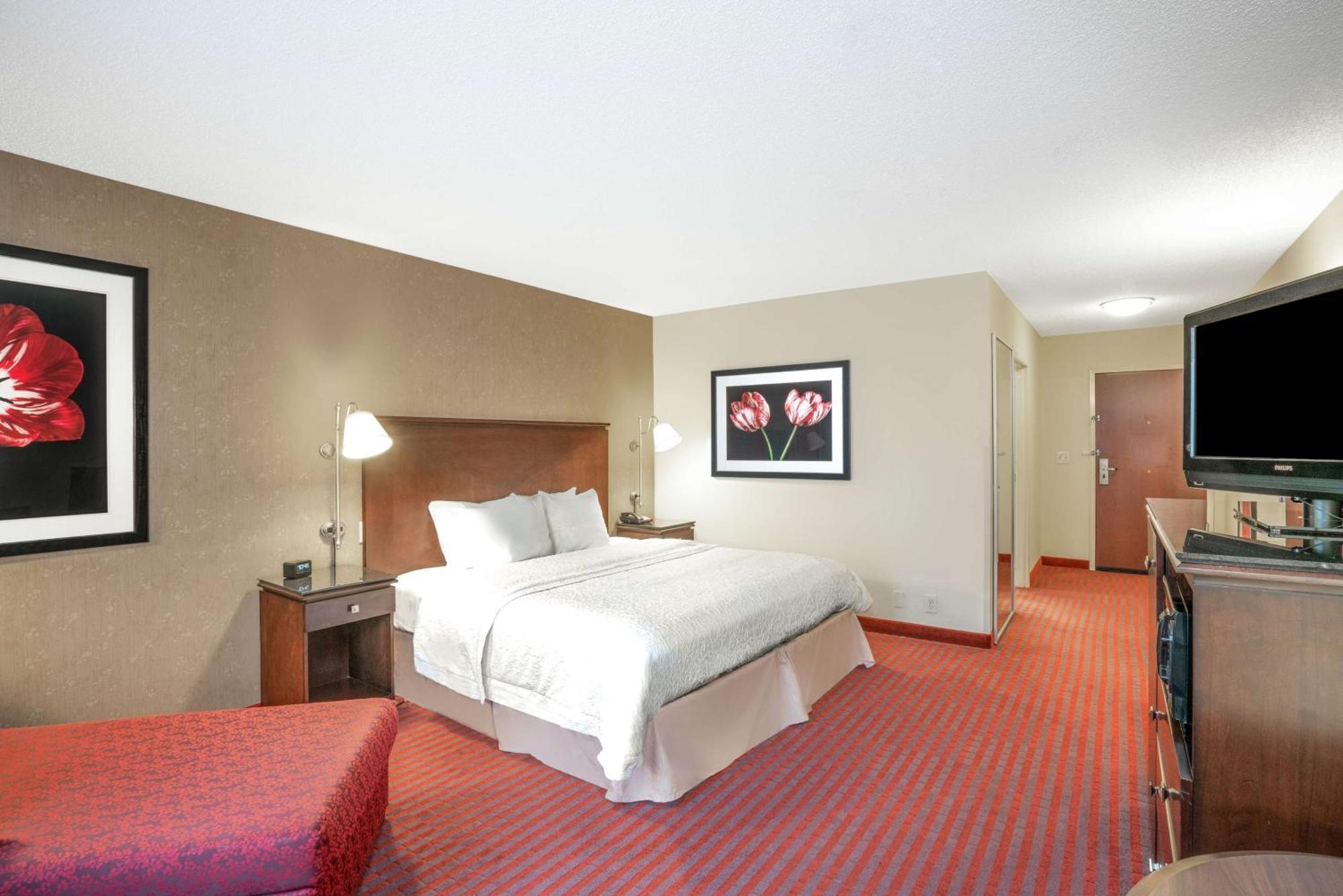 Hampton Inn Richmond - Airport Сандстон Экстерьер фото
