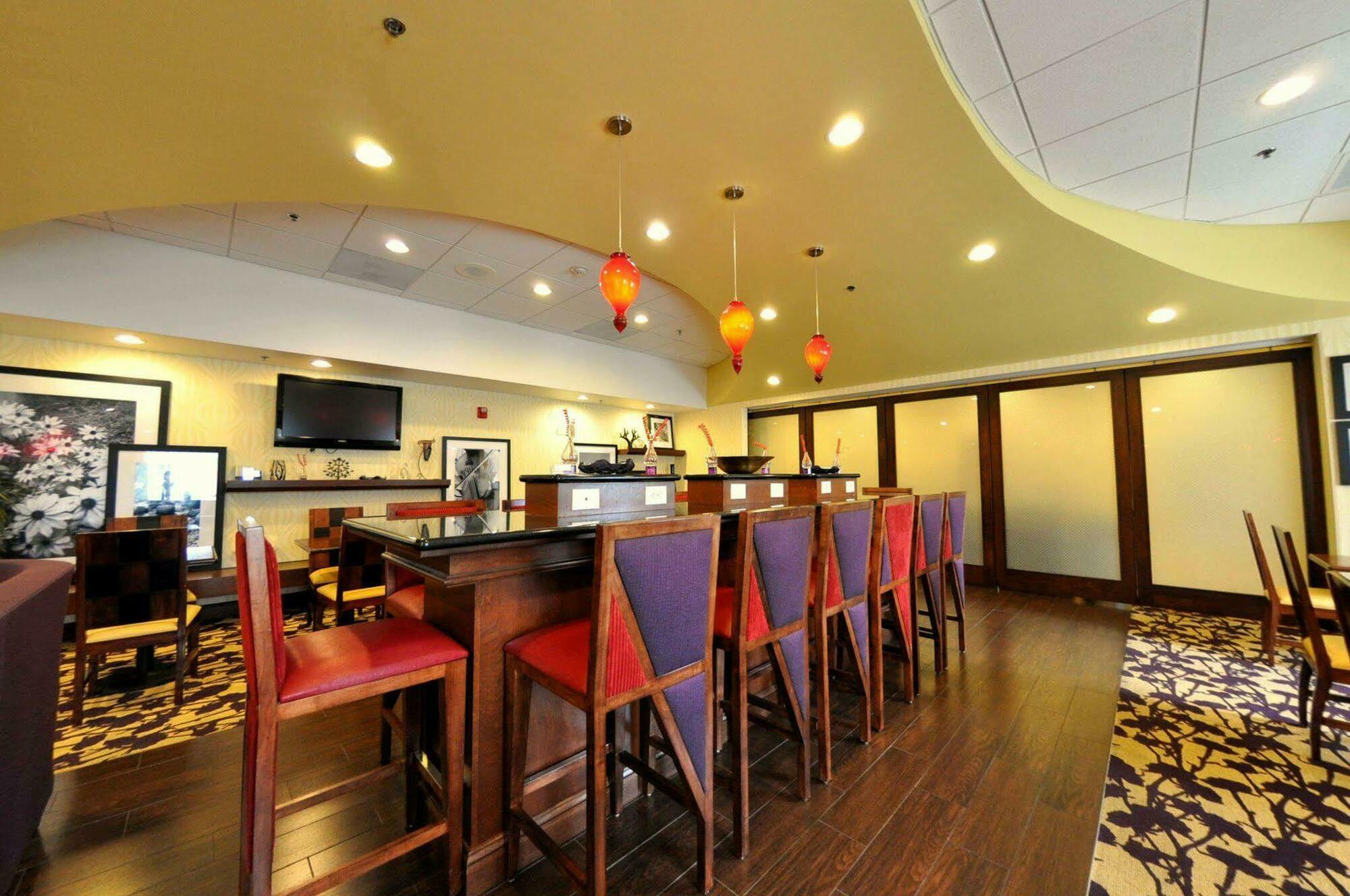 Hampton Inn Richmond - Airport Сандстон Ресторан фото