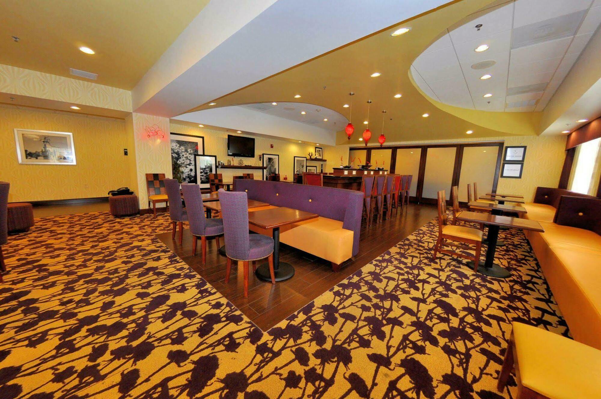 Hampton Inn Richmond - Airport Сандстон Ресторан фото