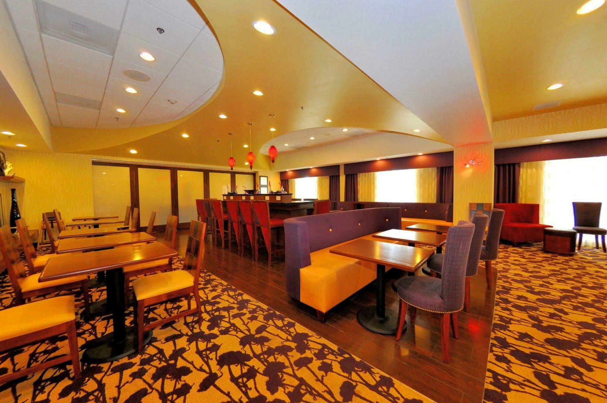 Hampton Inn Richmond - Airport Сандстон Ресторан фото